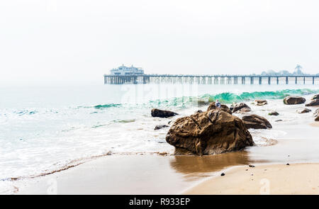 Malibu Pier in Südkalifornien, Pazifikküste, USA. Blick auf den Pazifischen Ozean. Kopieren Sie Platz für Text Stockfoto