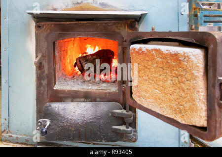 Holz brennt im Ofen Stockfoto