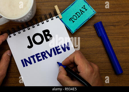 Schreiben Hinweis Übersicht Job Interview. Business foto Präsentation Bewertung Fragen Antworten Einstellung Beschäftigung Panel Mann mit Marker notebook Kleidung Stockfoto