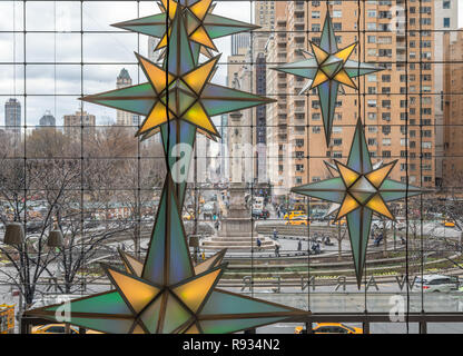 Time Warner Center am Columbus Circle in New York City an Weihnachten Dekorationen Stockfoto