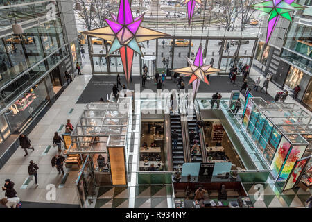 Time Warner Center am Columbus Circle in New York City an Weihnachten Dekorationen Stockfoto