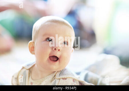 Cute Baby Mädchen in Fairy wings lacht, während Sie in die Kamera. Stockfoto