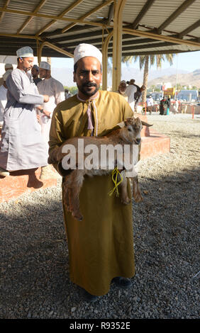 Die geschäftige Nizwa Viehmarkt findet jeden Freitag Vormittag statt durch die Nizwa fort in Oman. Stockfoto