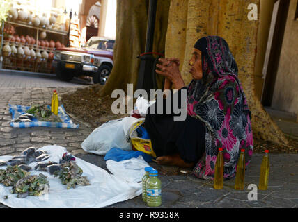 Omanische Frauen verkaufen Termine an der Nizwa Markt in Oman. Stockfoto