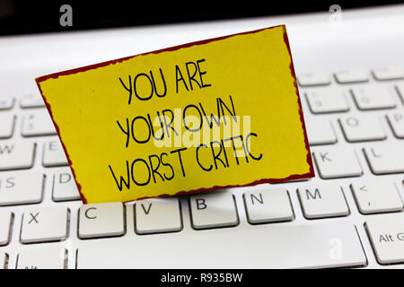 Handschrift Text schreiben Sie Ihren eigenen schlimmsten Kritiker. Konzept Sinn zu hart zu sich selbst Keine auf positives Feedback. Stockfoto