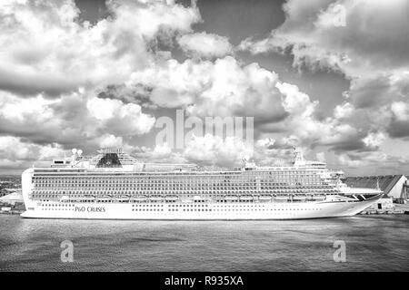 Bridgetown, Barbados - Dezember 12, 2015: P O Cruises. Azura Kreuzfahrt Schiff angedockt in Sea Port an bewölkten Himmel. Transport. Reisen mit Meerblick. Erholung und Urlaub. Stockfoto