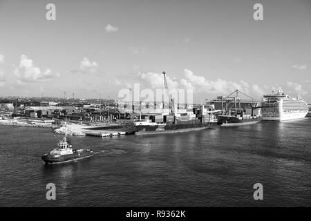 Bridgetown, Barbados - Dezember 12, 2015: Sea Port. Angedockten Schiffe im Hafen. Container Hafen mit BF Leticia meer Schiffe. Versand Handel und Versand port Stockfoto