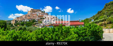 Schöne Rocca Imperiale Dorf, Cosenza, Calabria, Italien. Stockfoto