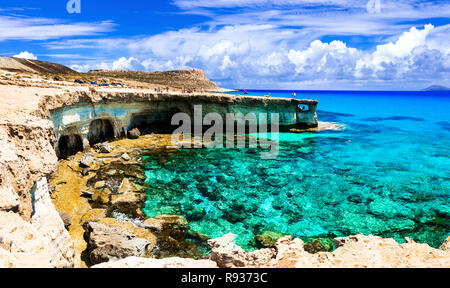 Das türkisfarbene Meer und einzigartige Felsen in Agia Napa, Kap Greco, Zypern Insel. Stockfoto