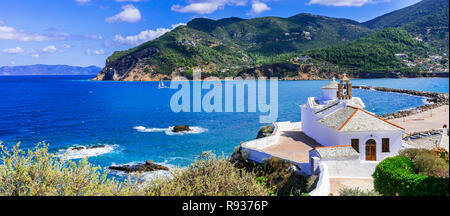 Beeindruckende Insel Skopelos, Ansicht mit kleinen Kirche, das Meer und die Berge, Griechenland. Stockfoto