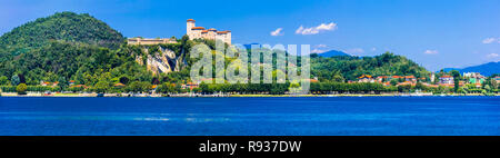 Berühmte Rocca di Angera, Aussicht mit dem Alten Schloss und dem Lago Maggiore, Italien. Stockfoto
