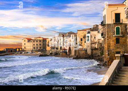 Schöne Cefalu' Dorf über Sonnenuntergang, Sizilien, Italien. Stockfoto