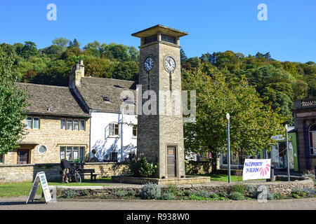 Nailsworth War Memorial Clock Tower, George Street, Nailsworth, Gloucestershire, England, Vereinigtes Königreich Stockfoto