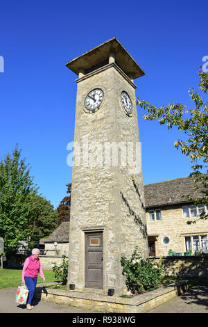 Nailsworth War Memorial Clock Tower, George Street, Nailsworth, Gloucestershire, England, Vereinigtes Königreich Stockfoto