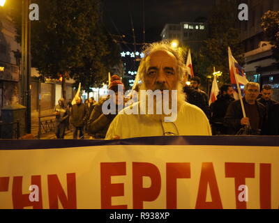 Athen, Griechenland. 18 Dez, 2018. Griechische Gewerkschaft PAME (alle Arbeitnehmer) Militante Demonstrationen in Athen gegen die Stimmen der neuen Budget von der griechischen Regierung. Credit: George Panagakis/Pacific Press/Alamy leben Nachrichten Stockfoto