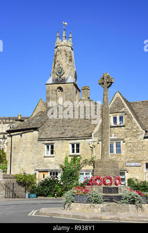 Marktplatz mit Holy Trinity Church, Minchinhampton, Gloucestershire, England, Vereinigtes Königreich Stockfoto