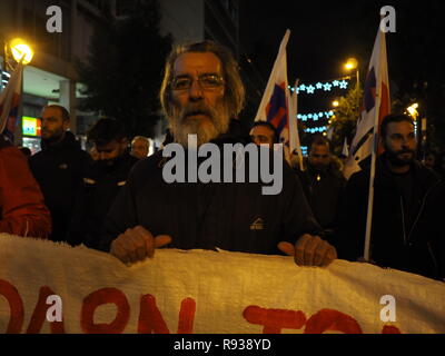 Athen, Griechenland. 18 Dez, 2018. Griechische Gewerkschaft PAME (alle Arbeitnehmer) Militante Demonstrationen in Athen gegen die Stimmen der neuen Budget von der griechischen Regierung. Credit: George Panagakis/Pacific Press/Alamy leben Nachrichten Stockfoto