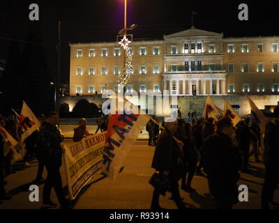 Athen, Griechenland. 18 Dez, 2018. Griechische Gewerkschaft PAME (alle Arbeitnehmer) Militante Demonstrationen in Athen gegen die Stimmen der neuen Budget von der griechischen Regierung. Credit: George Panagakis/Pacific Press/Alamy leben Nachrichten Stockfoto