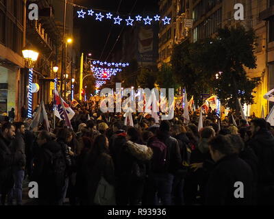 Athen, Griechenland. 18 Dez, 2018. Griechische Gewerkschaft PAME (alle Arbeitnehmer) Militante Demonstrationen in Athen gegen die Stimmen der neuen Budget von der griechischen Regierung. Credit: George Panagakis/Pacific Press/Alamy leben Nachrichten Stockfoto