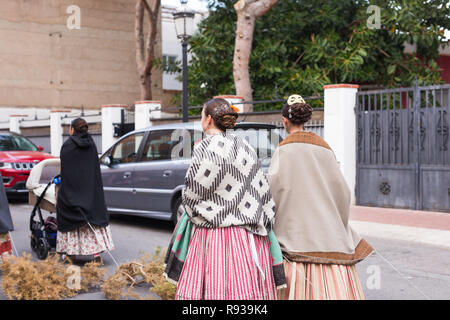 OROPESA DEL MAR, SPANIEN - 13. JANUAR 2018: Holiday Prozession am Fest des heiligen Antonius in der Straße in Oropesa del Mar, Spanien Stockfoto