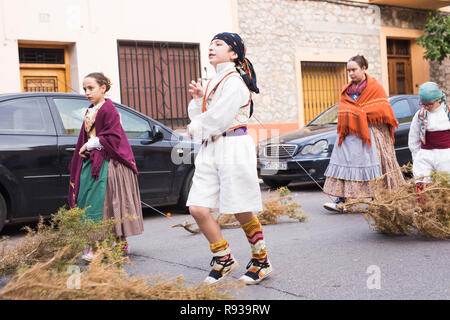 OROPESA DEL MAR, SPANIEN - 13. JANUAR 2018: Holiday Prozession am Fest des heiligen Antonius in der Straße in Oropesa del Mar, Spanien Stockfoto