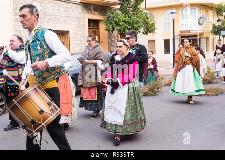 OROPESA DEL MAR, SPANIEN - 13. JANUAR 2018: Holiday Prozession am Fest des heiligen Antonius in der Straße in Oropesa del Mar, Spanien Stockfoto