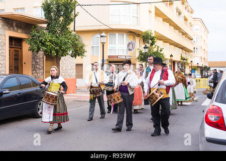 OROPESA DEL MAR, SPANIEN - 13. JANUAR 2018: Holiday Prozession am Fest des heiligen Antonius in der Straße in Oropesa del Mar, Spanien Stockfoto