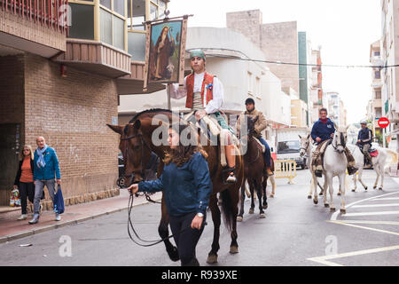 OROPESA DEL MAR, SPANIEN - 13. JANUAR 2018: Holiday Prozession am Fest des heiligen Antonius in der Straße in Oropesa del Mar, Spanien Stockfoto