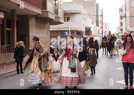 OROPESA DEL MAR, SPANIEN - 13. JANUAR 2018: Holiday Prozession am Fest des heiligen Antonius in der Straße in Oropesa del Mar, Spanien Stockfoto