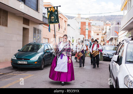 OROPESA DEL MAR, SPANIEN - 13. JANUAR 2018: Holiday Prozession am Fest des heiligen Antonius in der Straße in Oropesa del Mar, Spanien Stockfoto