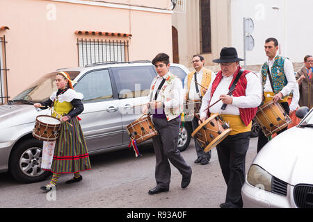 OROPESA DEL MAR, SPANIEN - 13. JANUAR 2018: Holiday Prozession am Fest des heiligen Antonius in der Straße in Oropesa del Mar, Spanien Stockfoto