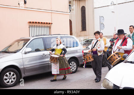 OROPESA DEL MAR, SPANIEN - 13. JANUAR 2018: Holiday Prozession am Fest des heiligen Antonius in der Straße in Oropesa del Mar, Spanien Stockfoto