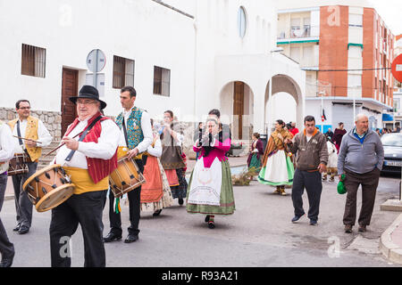 OROPESA DEL MAR, SPANIEN - 13. JANUAR 2018: Holiday Prozession am Fest des heiligen Antonius in der Straße in Oropesa del Mar, Spanien Stockfoto