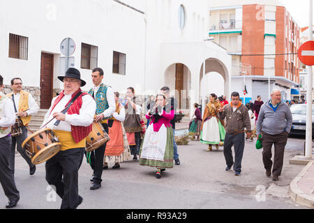 OROPESA DEL MAR, SPANIEN - 13. JANUAR 2018: Holiday Prozession am Fest des heiligen Antonius in der Straße in Oropesa del Mar, Spanien Stockfoto