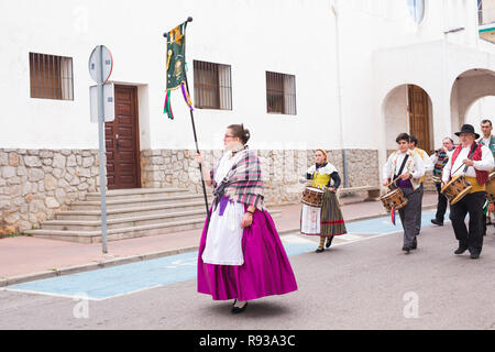 OROPESA DEL MAR, SPANIEN - 13. JANUAR 2018: Holiday Prozession am Fest des heiligen Antonius in der Straße in Oropesa del Mar, Spanien Stockfoto