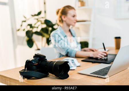 Nahaufnahme der Foto Kamera und Fotograf mit Grafiktablett hinter Stockfoto