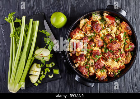 Klassische Version von Thanksgiving oder Weihnachten Füllung, mit Brot, Sellerie, Zwiebeln, Äpfel, Kastanien, Thymian und Salbei in einem schwarzen Auflauf mit in Stockfoto