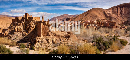 Marokko, Dades-schlucht, Ait Ouglif Dorf alten Schlamm Kasbahs in der Nähe von Tamellalt im Hohen Atlas, Panoramablick Stockfoto