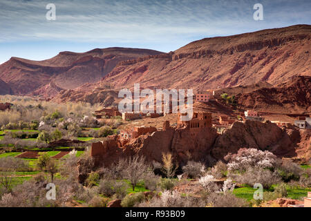 Marokko Dades Tal Ruinen der alten Schlamm Kasbah unter roten Felsenlandschaft Stockfoto