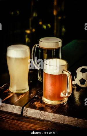 Auswahl der verschiedenen Arten von Bier in Gläsern im Pub Hintergrund Stockfoto