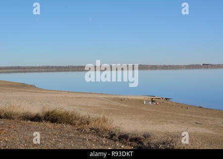 Winterlandschaft von trockenen Standley See Stausee in Westminster, Colorado mit riesigen Strand von weichem Wasser und Reste von Zahnrad am Strand links Stockfoto