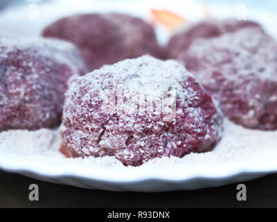 Closeup Bild von Mince organisches Fleisch Burger Pasteten bedeckt mit Mehl, Braten Pulver auf einem weißen Teller. Kochen zu Hause Konzept. Stockfoto