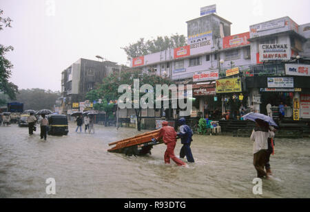 Starker Regen in Mumbai, Monsunregen Überschwemmungen, überflutete Straße, Schieben Handwagen, Bombay, Mumbai, Maharashtra, Indien, Asien Stockfoto