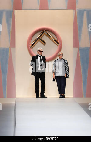 Mailand, Italien - 21 September: Designer Karl Lagerfeld und Silvia Venturini Fendi Anerkennung der Beifall des Publikums nach dem Fendi show bei M Stockfoto