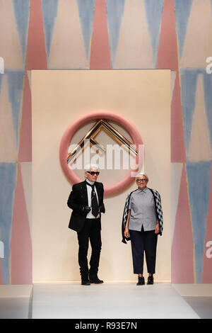 Mailand, Italien - 21 September: Designer Karl Lagerfeld und Silvia Venturini Fendi Anerkennung der Beifall des Publikums nach dem Fendi show bei M Stockfoto