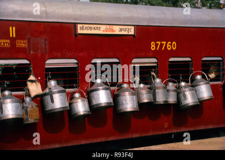 Züge Eisenbahn, Milch Zuckerrohr hängen auf shri Ganganagar Jaipur Express Züge Eisenbahn Stockfoto