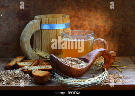 Stillleben mit kwass mit schwarzen Breadcrumbs, Weizen Ährchen und Kreise Stockfoto