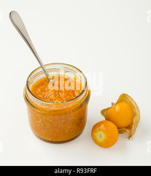 Golden Berry oder Cape gooseberry Jam in Glas Glas auf weißem Hintergrund Stockfoto
