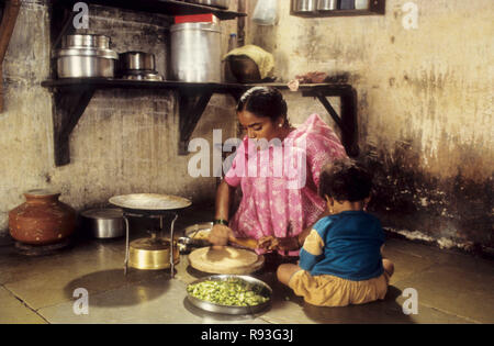 Eine Dame Kochen in der Küche Stockfoto