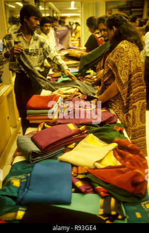 Frauen, shopping von Saris im Shop, Indien Stockfoto